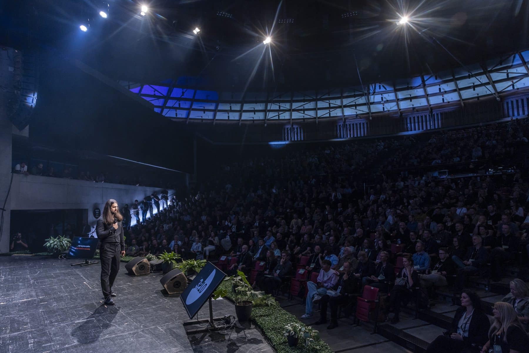 Dalibor Mráz na hlavní stage ČERNÁ.AI Festivalu 2026 před plným Gongem v Ostravě