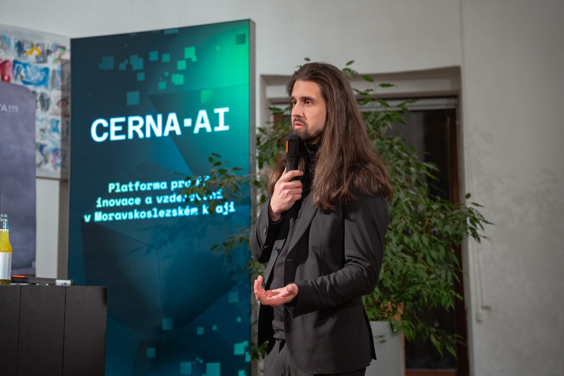 Dalibor Mráz on the ČERNÁ.AI stage with a microphone