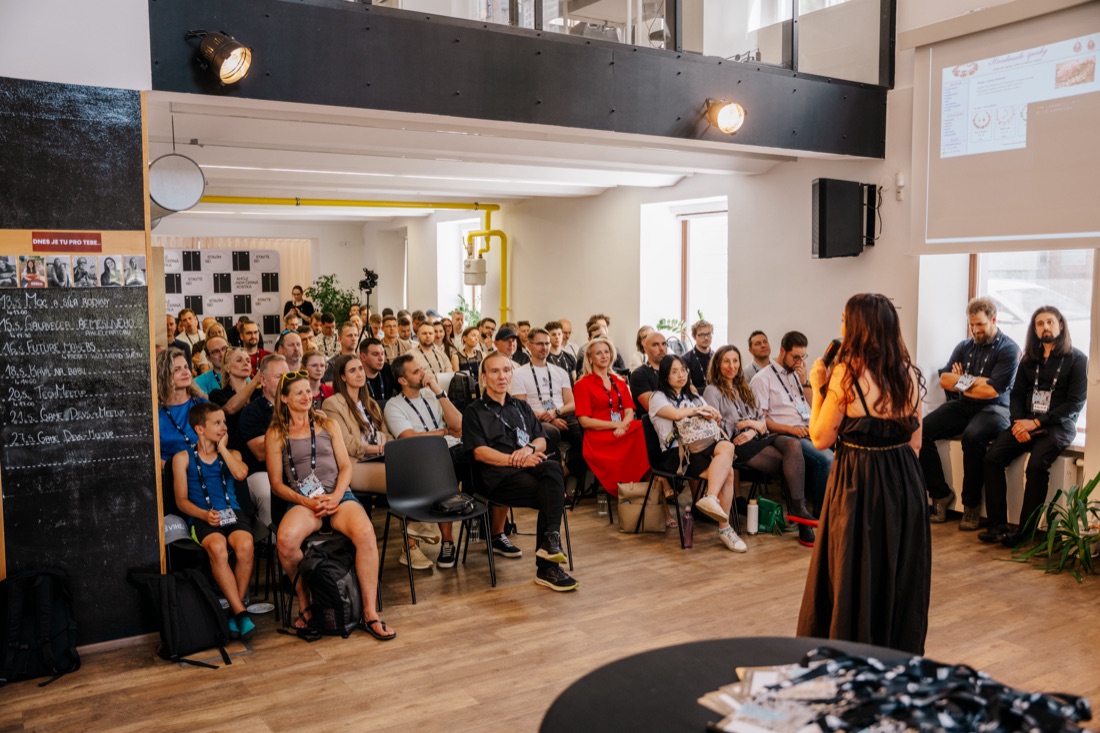 A full hall during the ČERNÁ.AI program